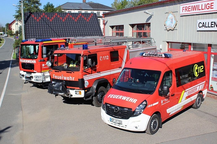 Fahrzeugaufstellung vor dem Gerätehaus