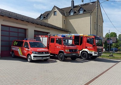 Fahrzeugaufstellung vor dem Gerätehaus