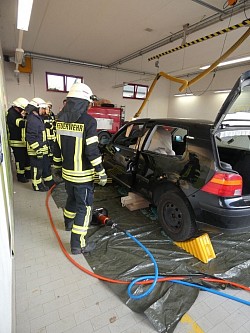 Übung technische Hilfe eingeklemmte Person